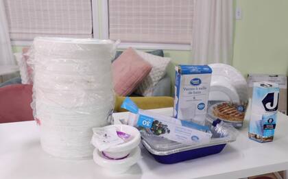 Además de utensilios del hogar, Amazon le envió a la youtuber algunos platos desechables