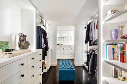 Además del amplio vestidor del departamento de la estrella, el edificio construido en 2013, ofrece un exclusivo restaurante para sus residentes.