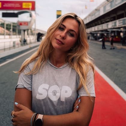 Además del automovilismo, la joven tiene su propia línea de indumentaria y accesorios (Foto: Instagram @sophiafloersch)