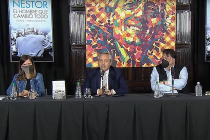 Además del autor del libro Jorge "Topo" Devoto, y del Presidente, estuvo en la presentación la directora de Anses, Fernanda Raverta