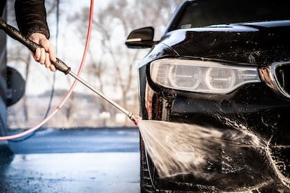 Además del bicarbonato de sodio, contar con una hidrolavadora vuelve el proceso más simple