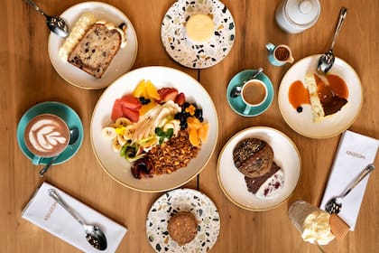 Además del café de especialidad, ofrecen alfajores, budines, cookies y otros productos de panadería muy bien elaborados