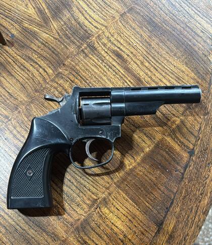 Ademas del cargamento, se secuestró un auto Mercedez Benz