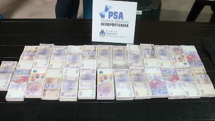 Además del dinero y la cocaína, la PSA secuestró documentos con identidades falsas, que al jefe de la organización que habría utilizado para salir del país hacia Bolivia y Uruguay
