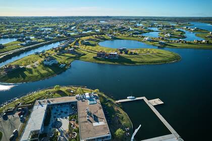 Además del lago de 400 hectáreas Puertos cuenta con un centro de destino en el que hay oficinas, comercios, consultorios y una variada oferta gastronómica.
