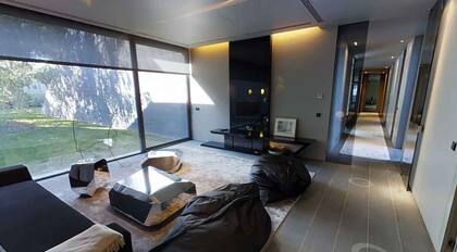 Además del living, la casa tiene otra sala de estar