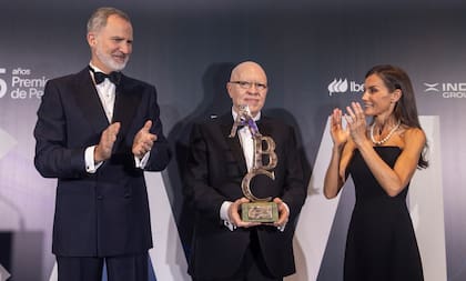 Además del nadal, este año Jorge Fernández Díaz recibió el premio Cavia de manos de los reyes de España