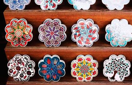 Además del ojo turco de cristal, la cerámica colorida es un gran souvenir