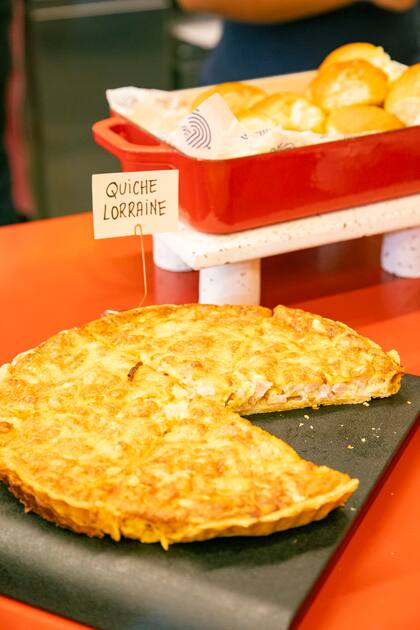 Además del pollo ofrecen platos del día como tartas, currys, pastel de carne con parmentier o sándwiches