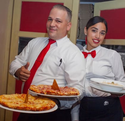 Además del robot, el restaurante Doña Alicia tiene meseros