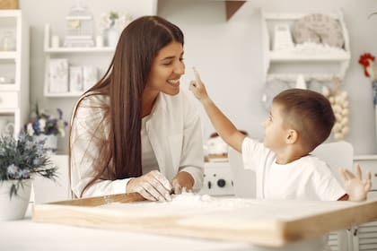 Además del transporte, la niñera puede tener gastos adicionales durante su jornada laboral, como comidas, artículos de guardería y actividades para los niños
