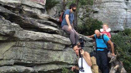 Además del viaje a Europa, en EE.UU. estos amigos han subido montañas con Kevan a sus espaldas