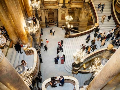 Además disfrutarlo desde la butaca, el Palacio Garnier se puede conocer sumándose a las visitas guiadas por expertos.