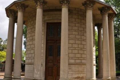 Además, el lugar contaba con dos enfermeras a su servicio.