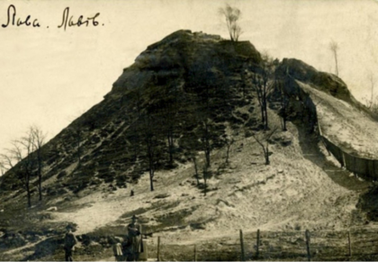 Además, este lugar fue testigo de feroces combates durante la Segunda Guerra Mundial, cuando una unidad de voluntarios de defensa locales resistió la ofensiva nazi en Kiev.