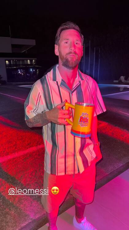 Además, la rosarina mostró a Messi con la jarra que le obsequiaron para Navidad los integrantes de Un poco de ruido, el programa de streaming dedicado a la cumbia. Días atrás, el futbolista había intercambiado con ellos mensajes a través de Instagram y los invitó a su casa para recibir su regalo