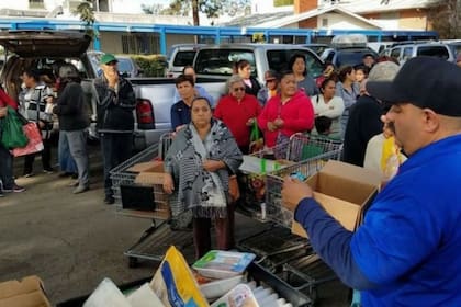 Además les busca un sitio donde puedan vender sus artículos y quedarse con el 100% de las ganancias