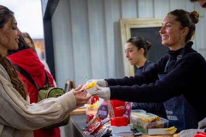 Además, los chicos del stand conversaban con los clientes acerca de recomendaciones sobre maridaje, bebidas y sabores de los distintos quesos.