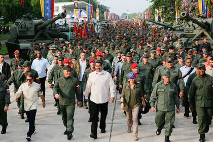 Además Maduro creo la Coperación Socialista del Sector de las comunicaciones que estará bajo la órbita de los militares.
