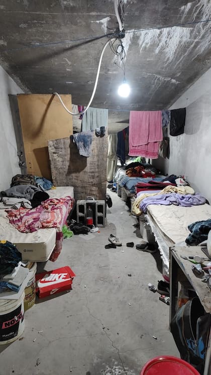 Además, realizaban extensas jornadas laborales de aproximadamente 14 horas de lunes a sábados