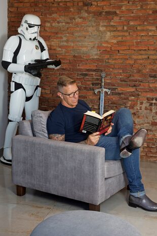 Además, tiene una sala de lectura donde se destaca un Stormtrooper de tamaño real.