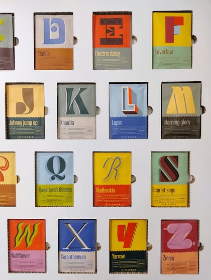 Además, tienen un lindo producto que se llama Alfabeto Botánico, y cada planta está en combinación con una tipografía que la representa.