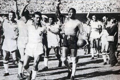 Ademir Marques de Menezes y el saludo antes del arranque del partido