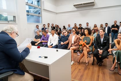 Adentro de la sala, en pleno casamiento: Andrés Calamaro y Natalí Franco junto a sus testigos.
De izquierda a derecha: Germán Wiedemer, Javier Calamaro y Osvaldo Soldati. Por parte de la novia: Gabriella Silva, Hugo Pels y Lourdes Gallo.