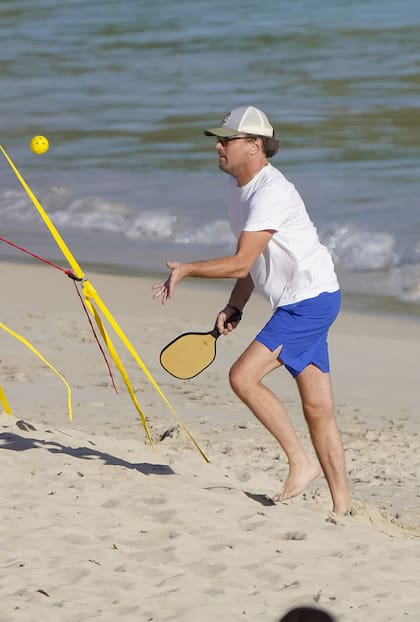 Adentro del mar o sobre la arena, Leonardo DiCaprio disfrutó a pleno de su escapada de relax a St. Barth junto a su novia, la modelo Vittoria Ceretti. Luego de un refrescante chapuzón, la pareja se unió a un grupo de amigos que se encontraban animando un competitivo partido de tenis de playa