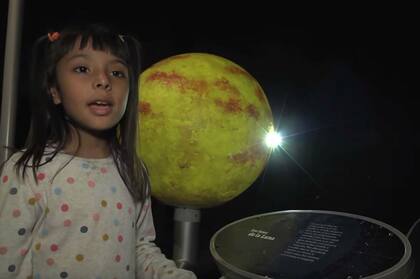 Adhara sueña con viajar al espacio y estudiar los agujeros negros