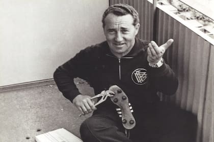 Adi Dassler, el fundador de Adidas, que en 1954 salió al mercado con novedosos tapones largos intercambiables de aluminio.
