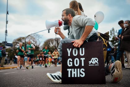 adidas acompañó a los corredores en puntos claves con mensajes de aliento.