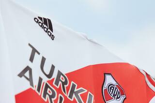 "Banda eterna". El detalle que domina la nueva camiseta titular de River