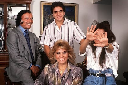 Carlos Menem junto a su familia, poco después de llegar al poder