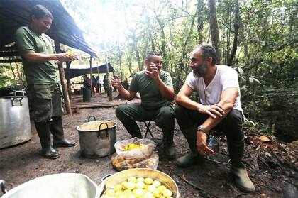 Adiós a las armas: En Colombia, Bayala y su agencia asesoran al grupo guerrillero FARC en el difícil proceso de pacificación del país. Para este proyecto, el publicista argentino viajó a la selva colombiana para reunirse con los líderes guerrilleros