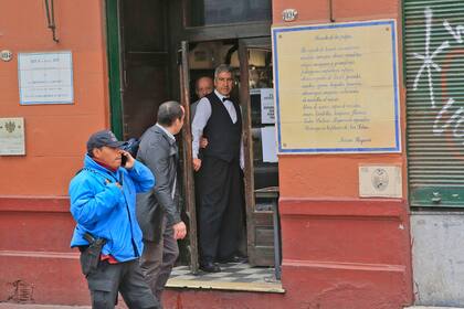 Carlos es mozo en el bar hace 30 años y junto con sus compañeros quieren autogestionar el local.