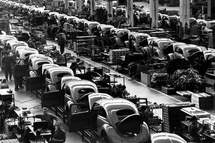 Foto de archivo de 1954. Los "Escarabajos" se ensamblan en la planta de automóviles Volkwagen, que fabricaba cerca de 900 unidades cada día, en Wolfsburg, Alemania Occidental