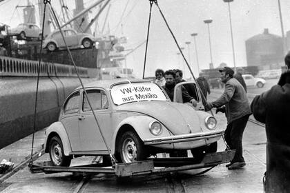  Foto de archivo de 1977, un Volkswagen Beetle se descarga en el puerto de Emden, Alemania, cuando llega el primer envío de 1600 Escarabajos hechos en México