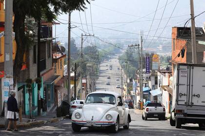 Un Volkswagen Beetle llega a la cima de una colina en el barrio de la Ciudad de México conocido como "Vocholandia", por su amor al clásico Escarabajo, llamado localmente "vochos", el martes 9 de julio de 2019
