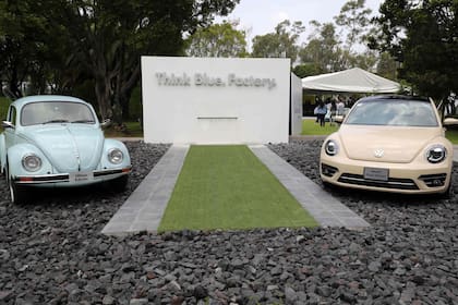 A la derecha la última versión del Volkswagen Beetle junto a una unidad icónica, en la fábrica de Puebla, en México
