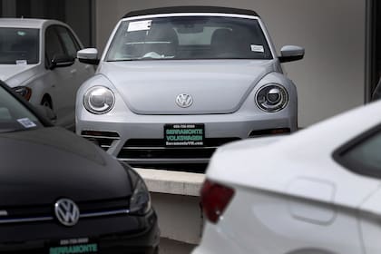 Un Volkswagen Beetle convertible se muestra en el lote de ventas en Serramonte, en California, EE. UU.