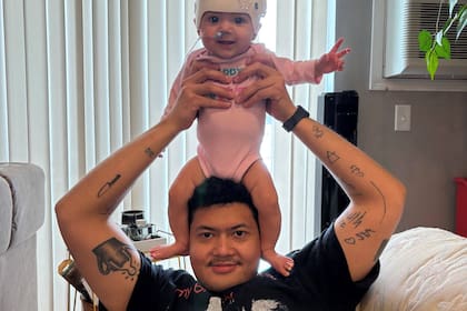 Aditya Harsono con su hija de ocho meses
