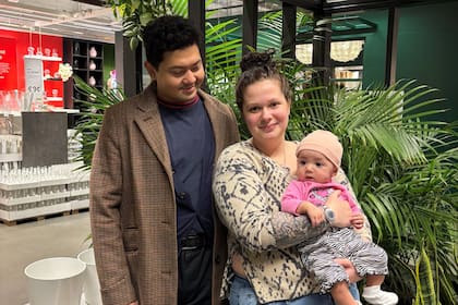 Aditya Harsono, con su mujer estadounidense y su pequeña hija