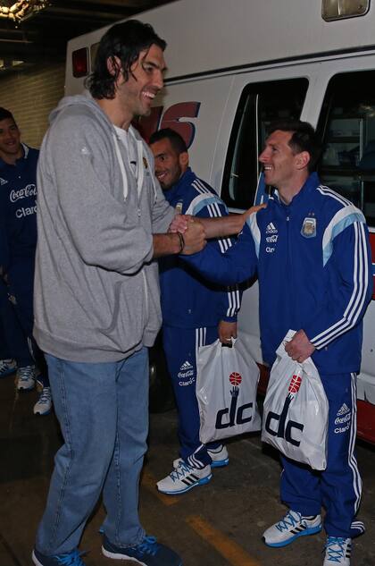 Admiración mutua: Luis Scola, entonces en Indiana Pacers, saluda a Lionel Messi antes del partido de NBA frente a Washington Wizards, el 25 de marzo de 2015.
