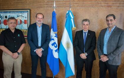 Adnan Zainol Abidin, director de operaciones (COO) de Petronas, con ejecutivos de YPF en Argentina