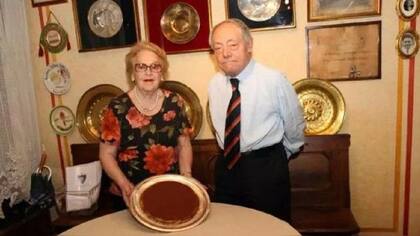 Ado Campeol y su esposa, junto al famoso plato: el tiramisú