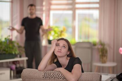 Adolescentes agobiados que reaccionan ante las restricciones