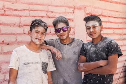 Adolescentes chayados con harina.