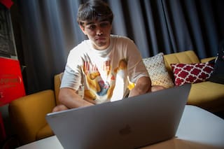 Adolescentes recurren a la IA para consejos, amistad y "dejar de pensar"