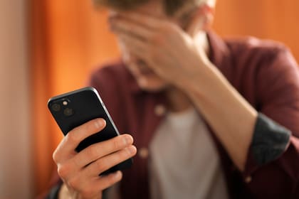 Adolescentes usan el teléfono en la habitación durante la noche, una práctica cada vez más extendida en días escolares